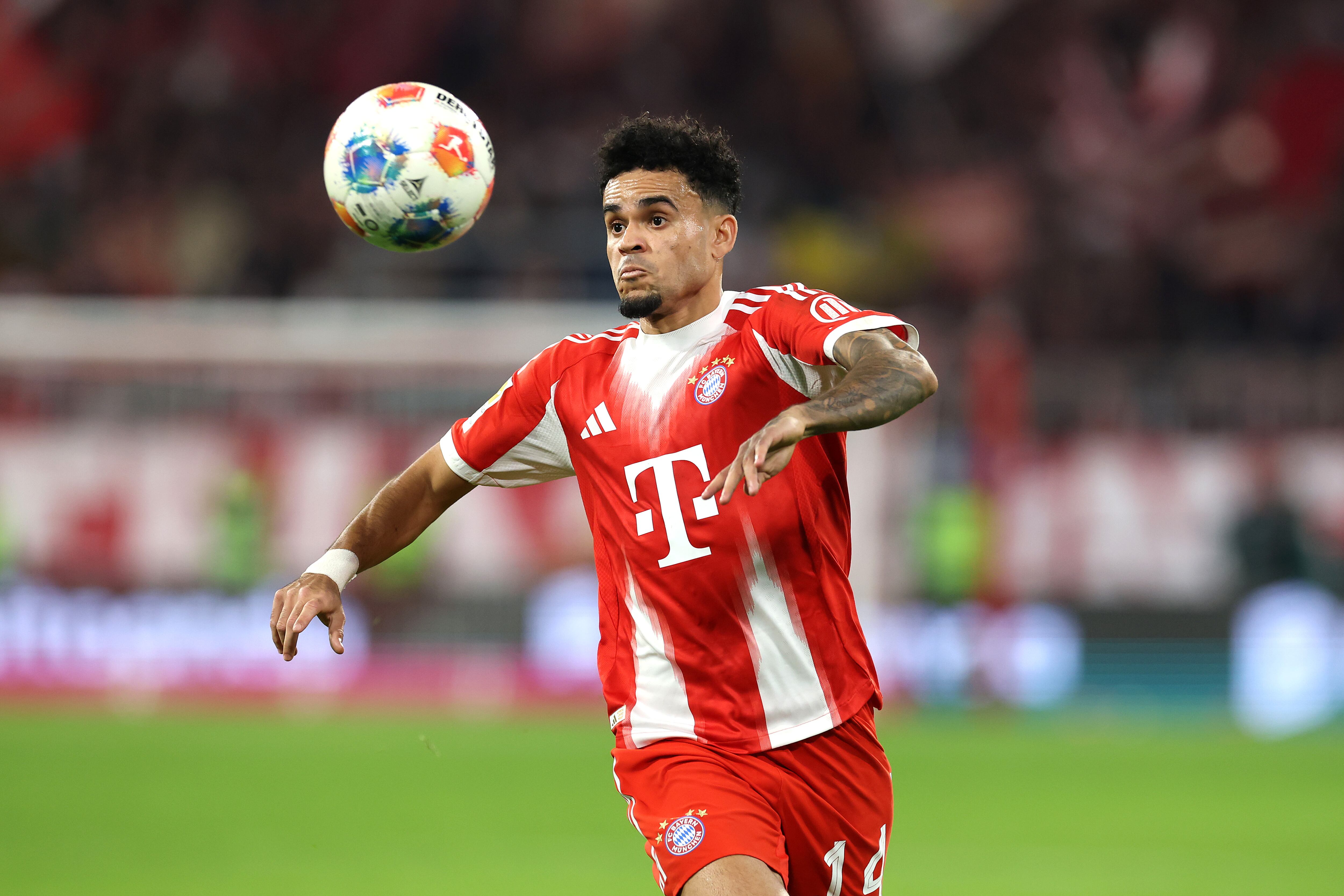 MUNICH, GERMANY - NOVEMBER 01: Luis Diaz of FC Bayern München runs with the ball during the Bundesliga match between FC Bayern München and Bayer 04 Leverkusen at Allianz Arena on November 01, 2025 in Munich, Germany. (Photo by Alexander Hassenstein/Getty Images)