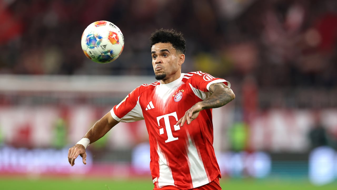MUNICH, GERMANY - NOVEMBER 01: Luis Diaz of FC Bayern München runs with the ball during the Bundesliga match between FC Bayern München and Bayer 04 Leverkusen at Allianz Arena on November 01, 2025 in Munich, Germany. (Photo by Alexander Hassenstein/Getty Images)