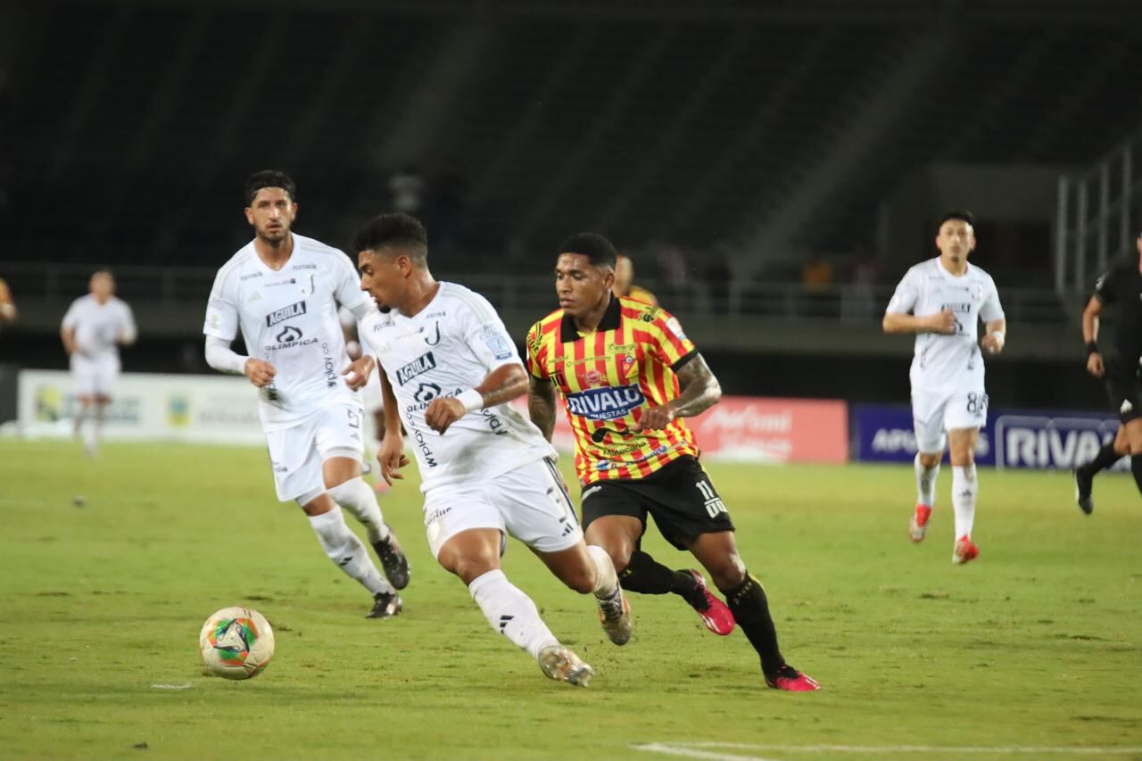 Edwin Herrera controla el balón durante el partido de Pereira vs. Junior