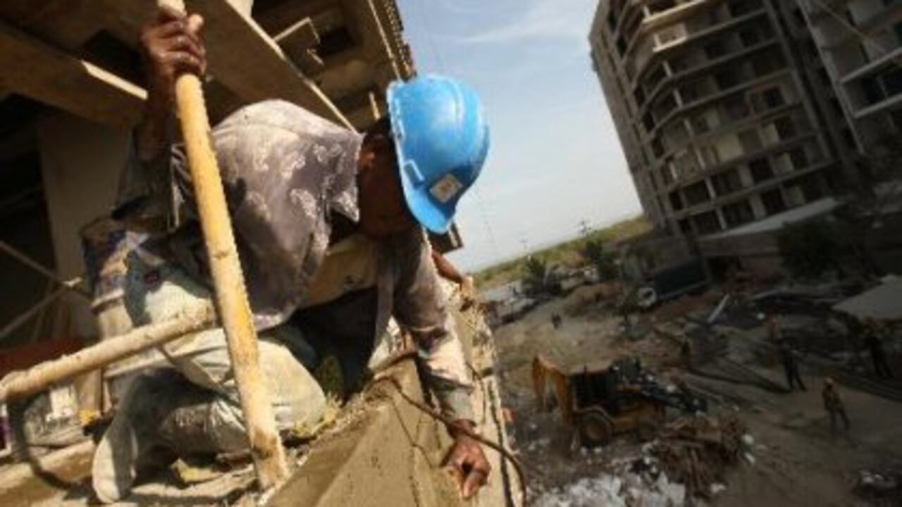 Académicos dicen que la manera de reactivar la economía es poniendo más dinero en los bolsillos de los que menos tienen.