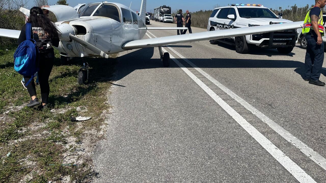 La avioneta tras el aterrizaje de emergencia en la avenida de la Florida.