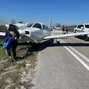 La avioneta tras el aterrizaje de emergencia en la avenida de la Florida.