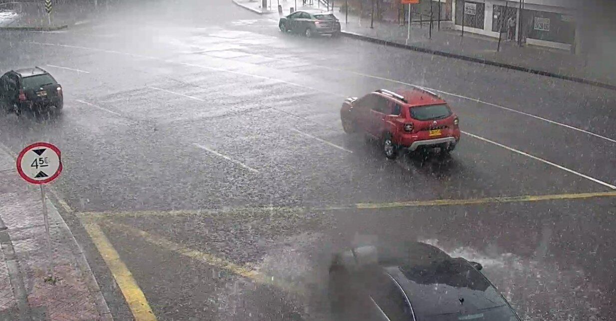 Varias vías se han visto afectadas por cuenta de las fuertes lluvias este martes.