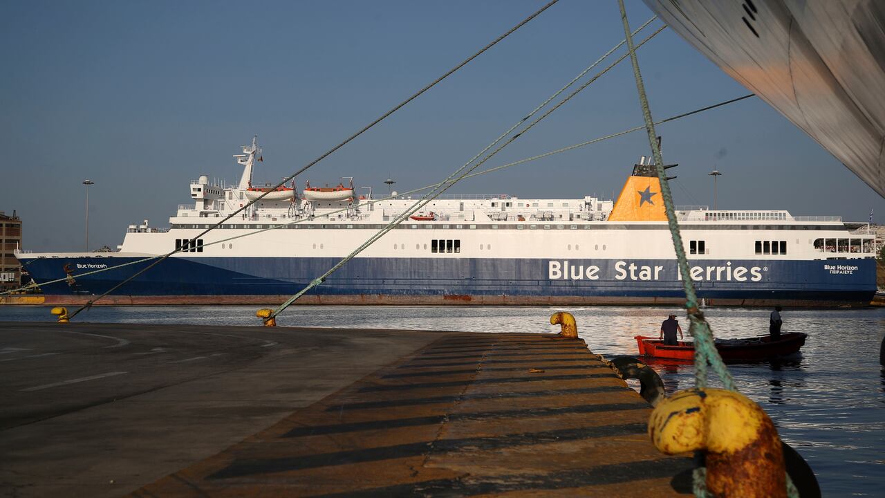 El ferry Blue Horizon en Piraeus, Grecia