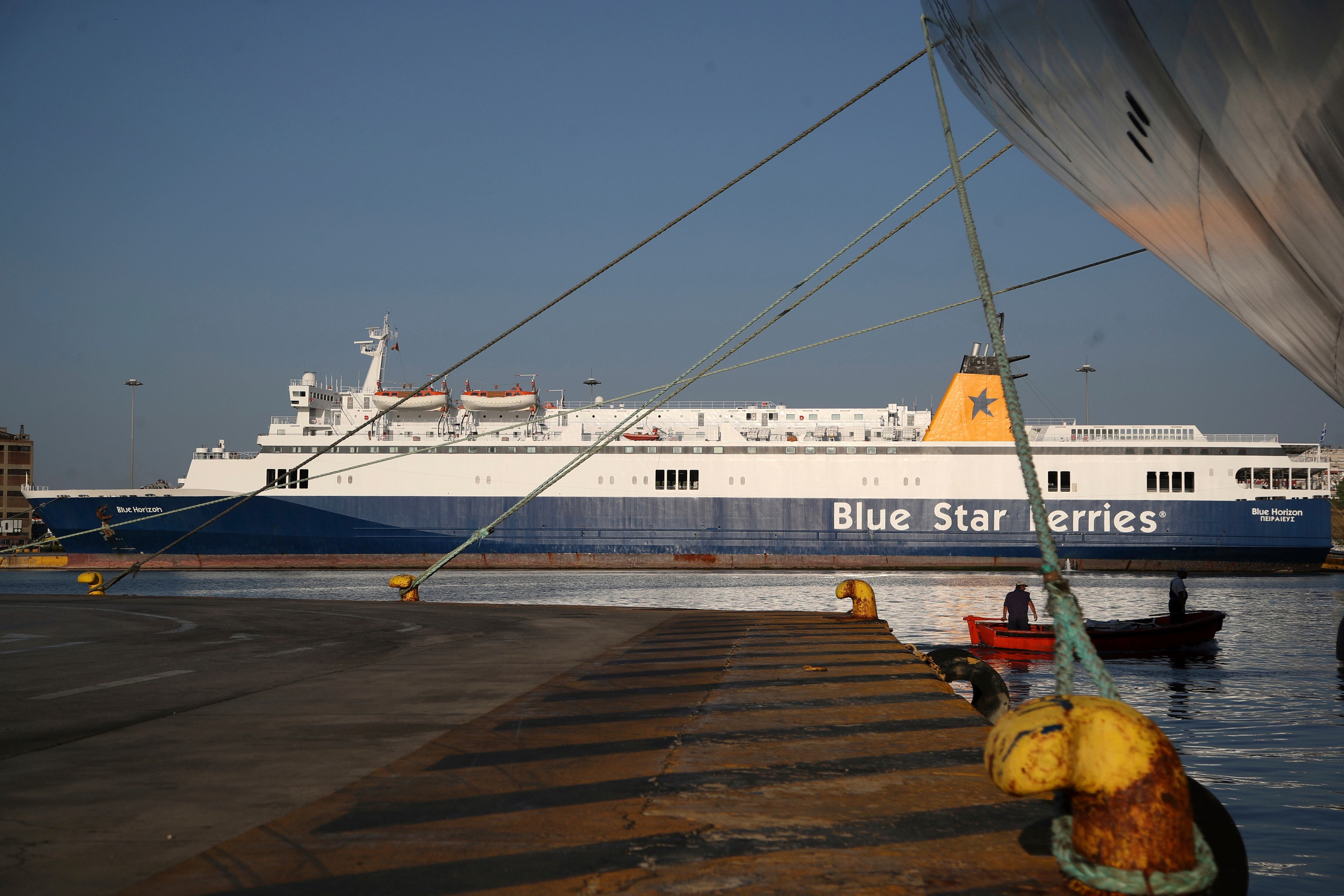 El ferry Blue Horizon en Piraeus, Grecia