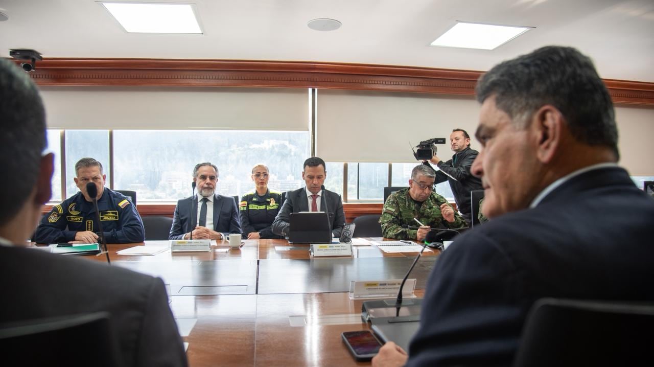 Ministro del Interior y de Defensa llegaron a la Procuraduría.