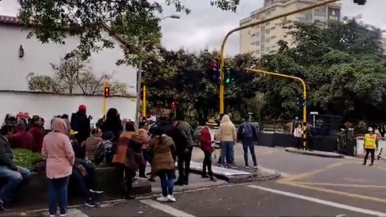 Las autoridades señalaron que se adelanta el proceso de manejo de tránsito a la altura de la Calle 7A con Carrera 6A, por lo que se genera afectación de la calzada.