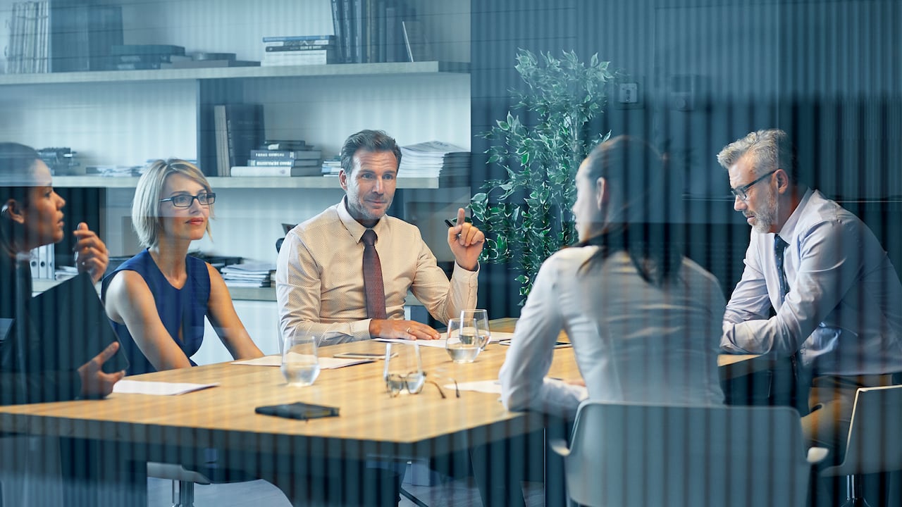 Para eliminar las barreras sociales de género resulta fundamental que hombres y mujeres participen activamente en agendas de discusión.