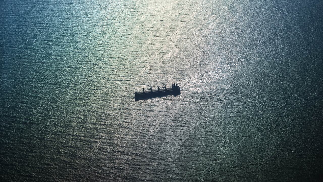 En medio de las crecientes tensiones entre Taiwán y China, Estados Unidos envía un buque militar cerca a Taiwan.