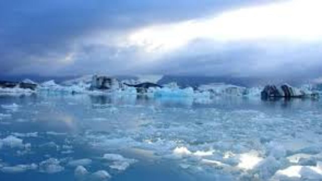 El hielo se derrite en el polo norte.