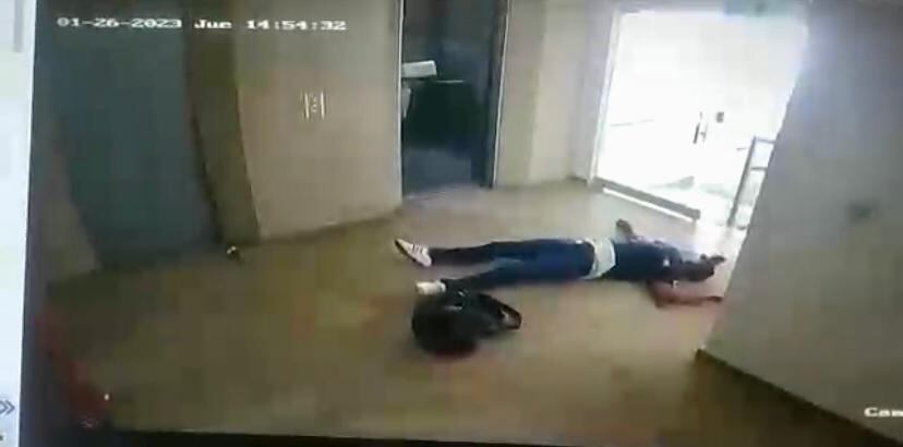 El presunto delincuente quedó tirado en el piso y a un costado el morral de la víctima que había hurtado