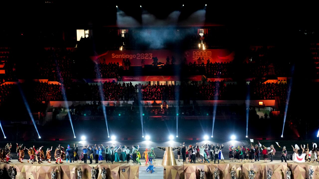 La presentación artística en la ceremonia de apertura de los Juegos Panamericanos en el Estadio Nacional de Santiago, el viernes 20 de octubre de 2023. (AP Foto/Martín Mejía)