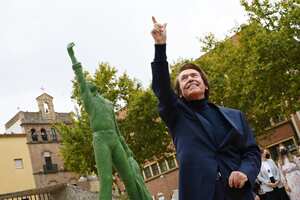 Raphael inaugura en Linares la estatua homenaje de su ciudad natal.