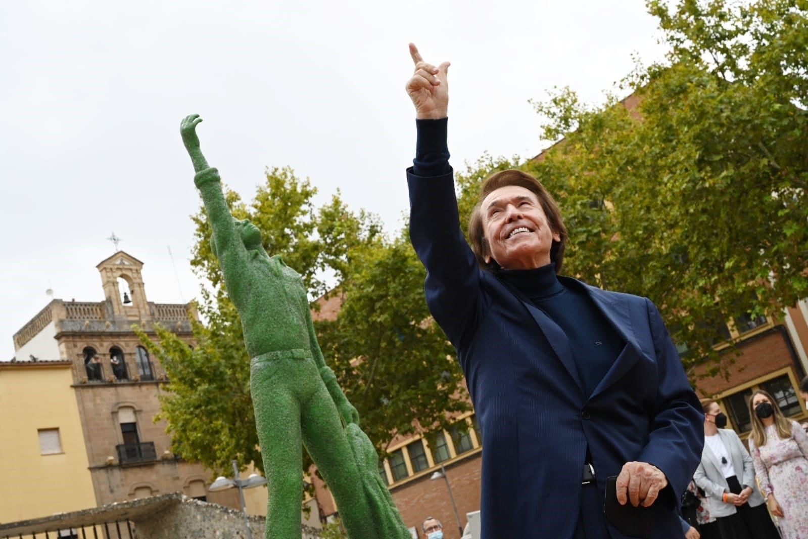 Raphael inaugura en Linares la estatua homenaje de su ciudad natal.