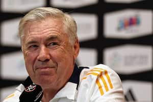 El entrenador italiano del Real Madrid, Carlo Ancelotti, asiste a una conferencia de prensa en Yeda el 11 de enero de 2025, en vísperas de su partido final de la Supercopa de España contra el Barcelona. (Foto de FADEL SENNA / AFP)