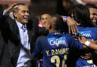 El director técnico de Millonarios, Hernán Torres (izq.), celebra con un grupo de jugadores después de un gol ante Guaraní, durante el partido de ida de la segunda fase de la Copa Sudamericana disputado en Asunción (Paraguay). 