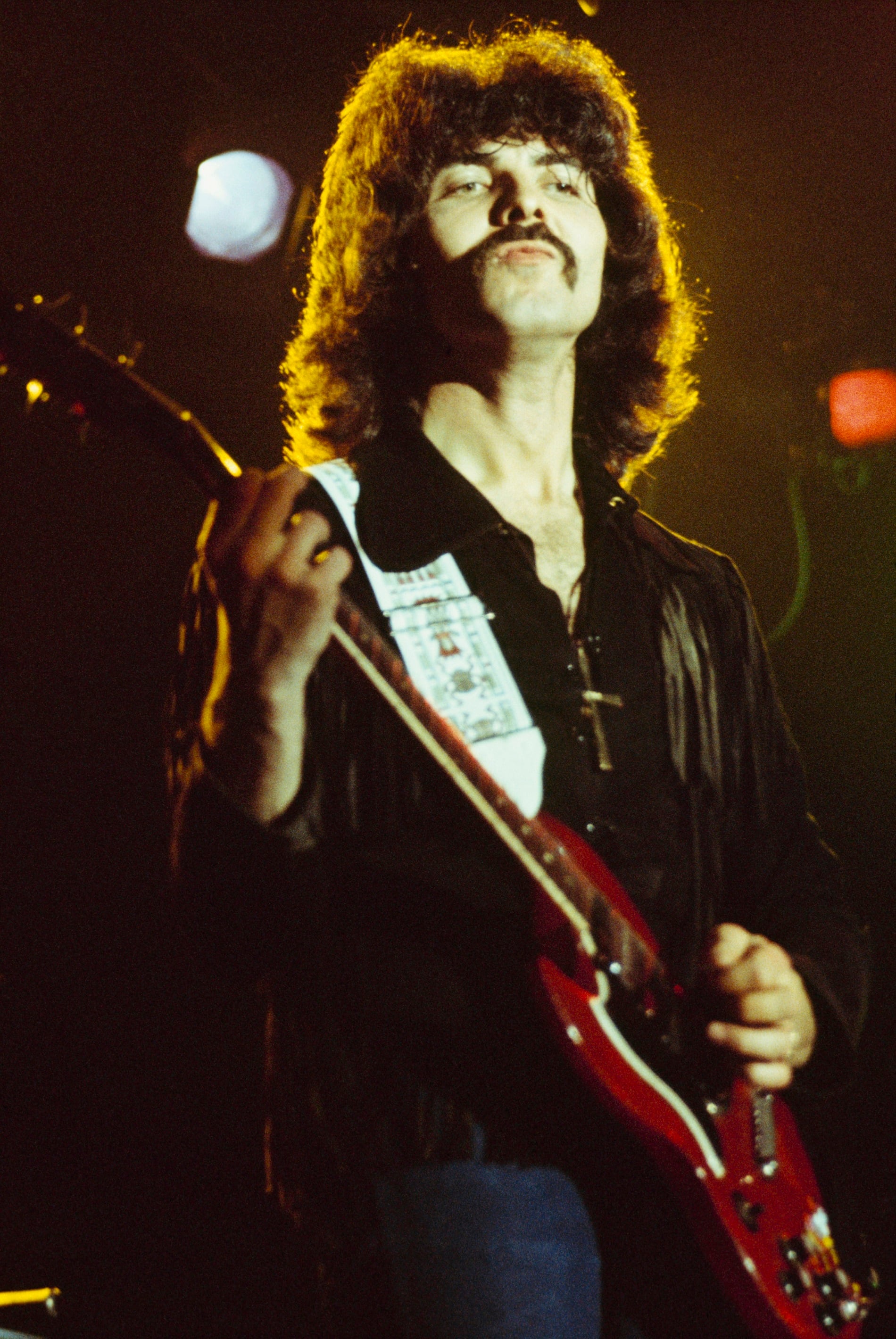 Tony Iommi de Black Sabbath en Gaumont de Southampton, Inglaterra, el 25 de junio de 1980. Foto: Fin Costello-Redferns-Getty