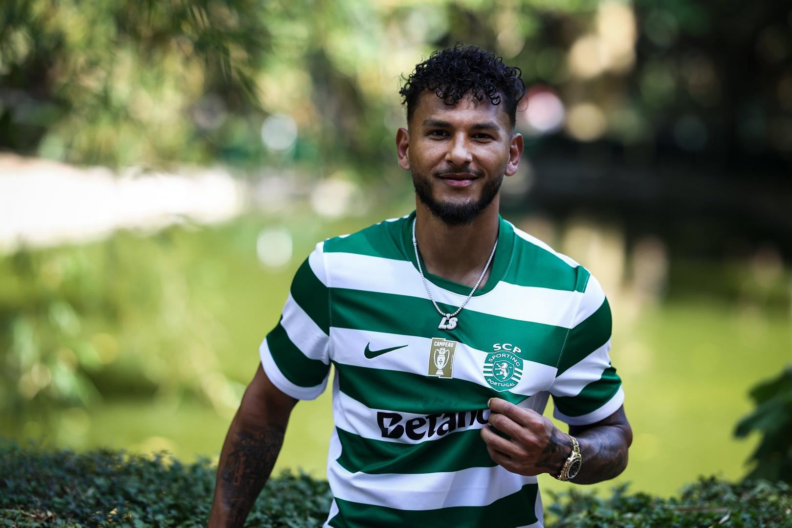 Luis Javier Suárez, nuevo delantero de Sporting.