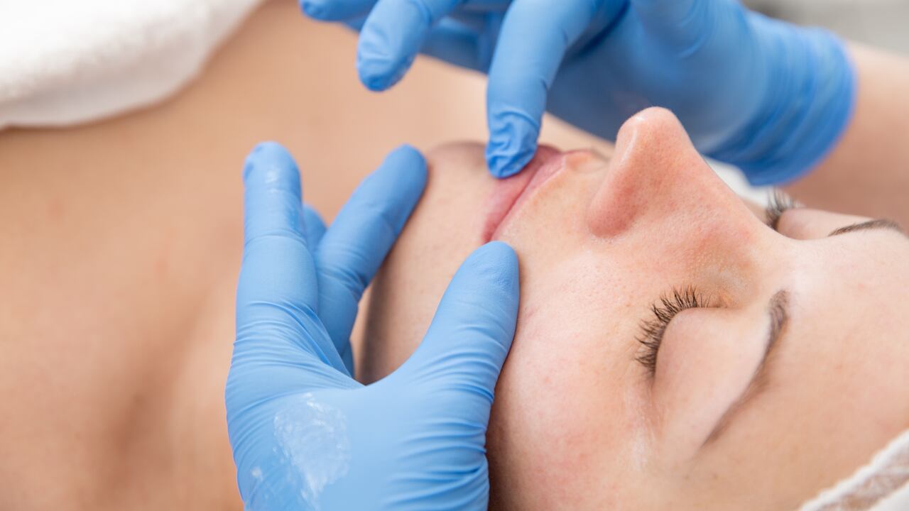 Este dúo puede contribuir a reducir las arrugas en la boca y mejorar la apariencia de los labios. Los expertos aconsejan aplicar este remedio casero cada 2 veces a la semana.