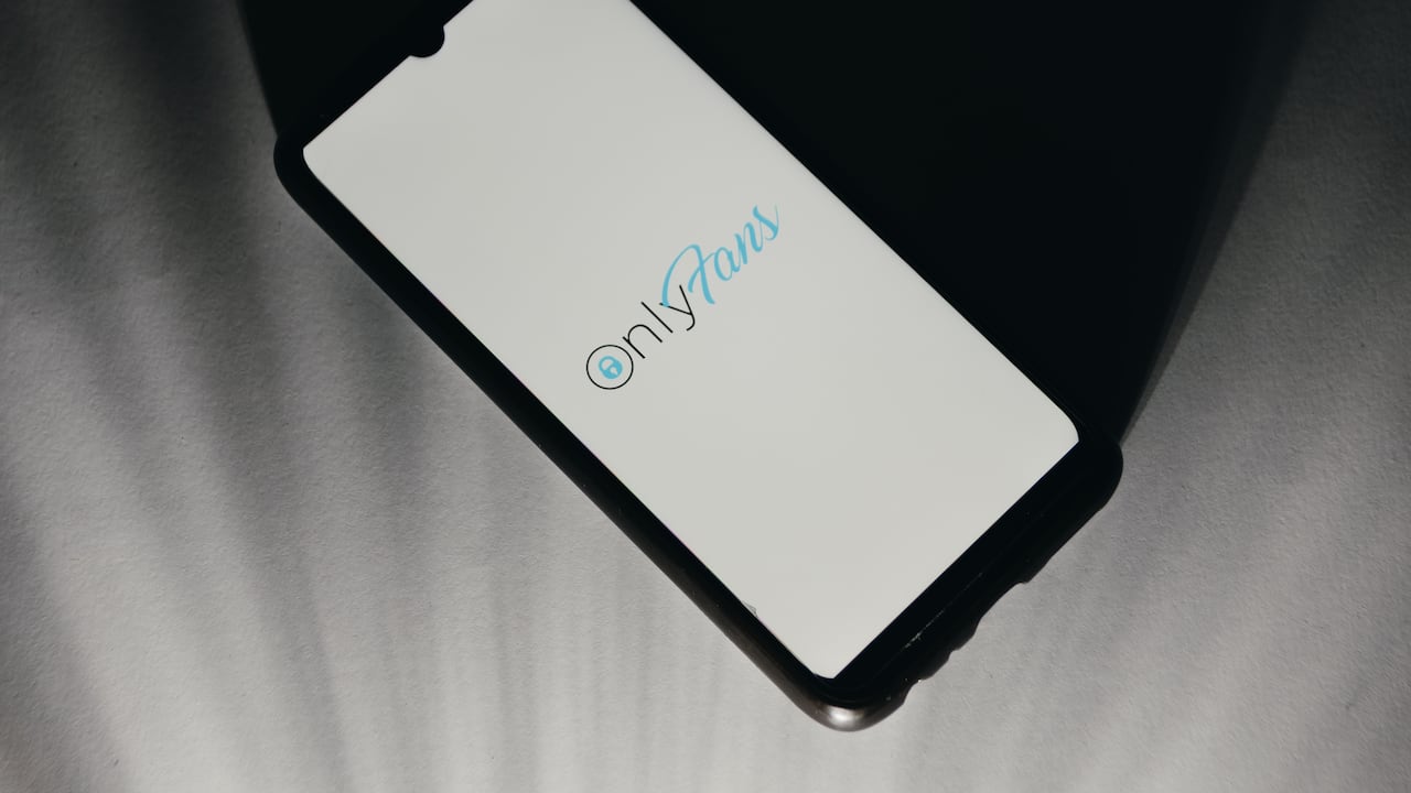 La mujer testificó que comenzó a comunicarse con él por mensaje de texto después de que él se suscribió a su sitio en el sitio web para adultos OnlyFans.