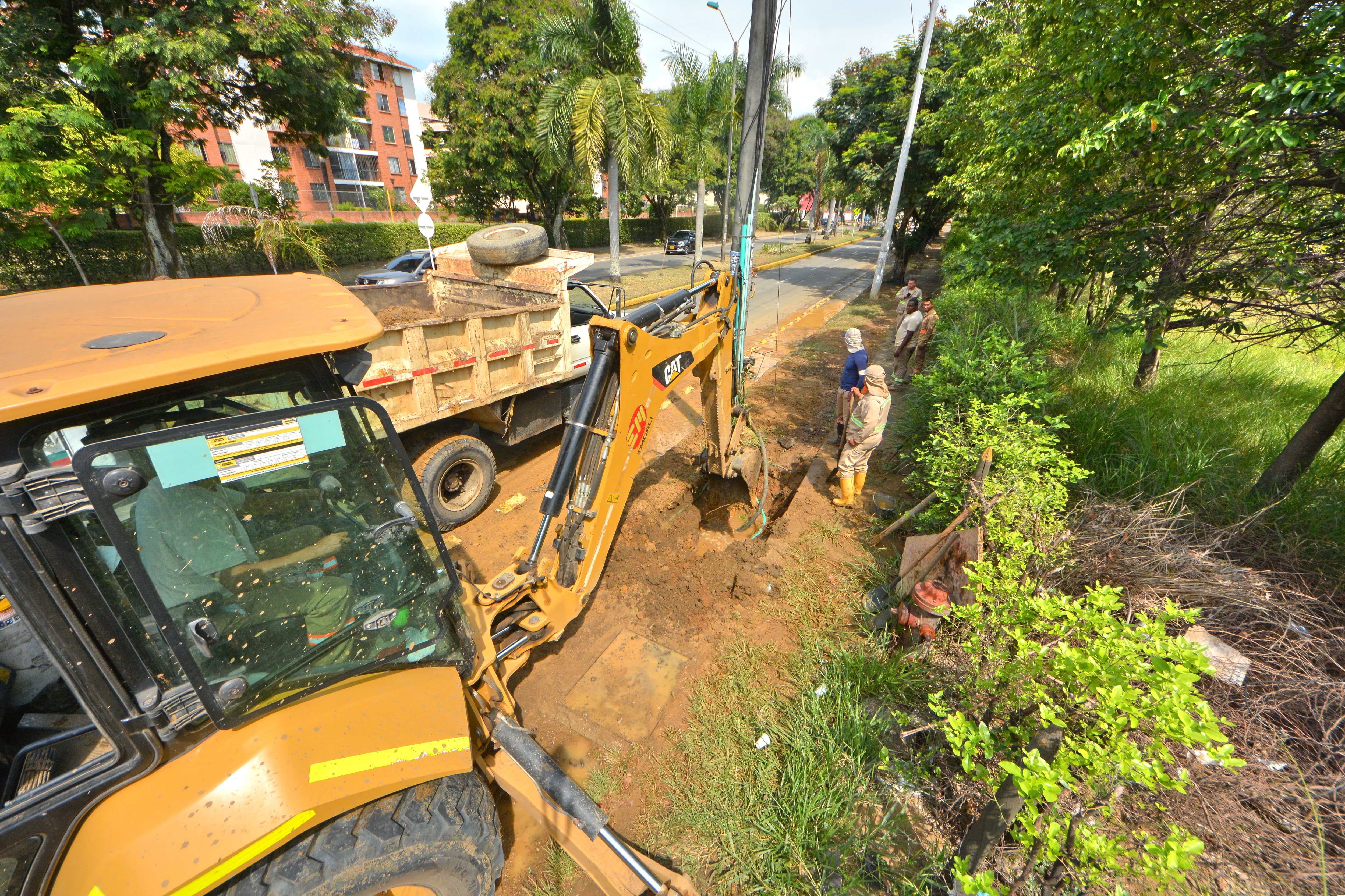 Un daño considerable se presenta desde la madrugada de hoy en la red matrix ubicada sobre la avenida Guadalupe con calle 14 C. La tubería de 6 pulgadas se reventó. El servicio de agua potable está suspendido. Personal de Emcali con maquinaria amarilla realiza los trabajos de reparación.