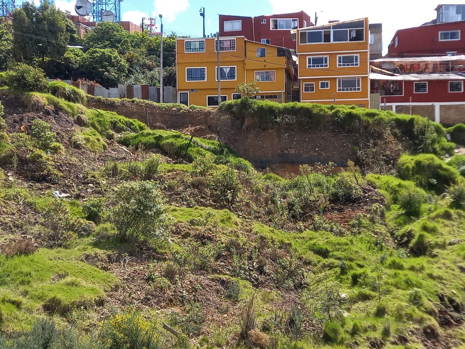 Hay varias casas aledañas al lugar de donde ocurrió la remoción en masa