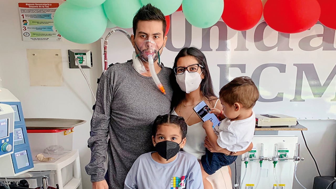 Mauricio vivió con el sistema ECMO durante siete meses, un aparato que oxigena la sangre. Su esposa y sus hijos, que también tuvieron covid, lo han apoyado durante todo este drama.
