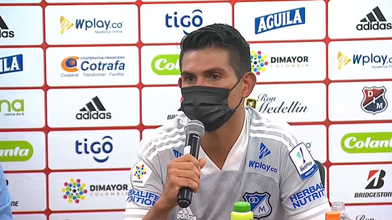 Silva atendió a los medios junto al técnico Alberto Gamero