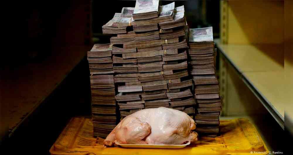 Un pollo vale millones de bolívares en Venezuela. La mayoría de los ciudadanos compran vienes y servicios en dólares; muchos no tienen acceso a esta moneda.