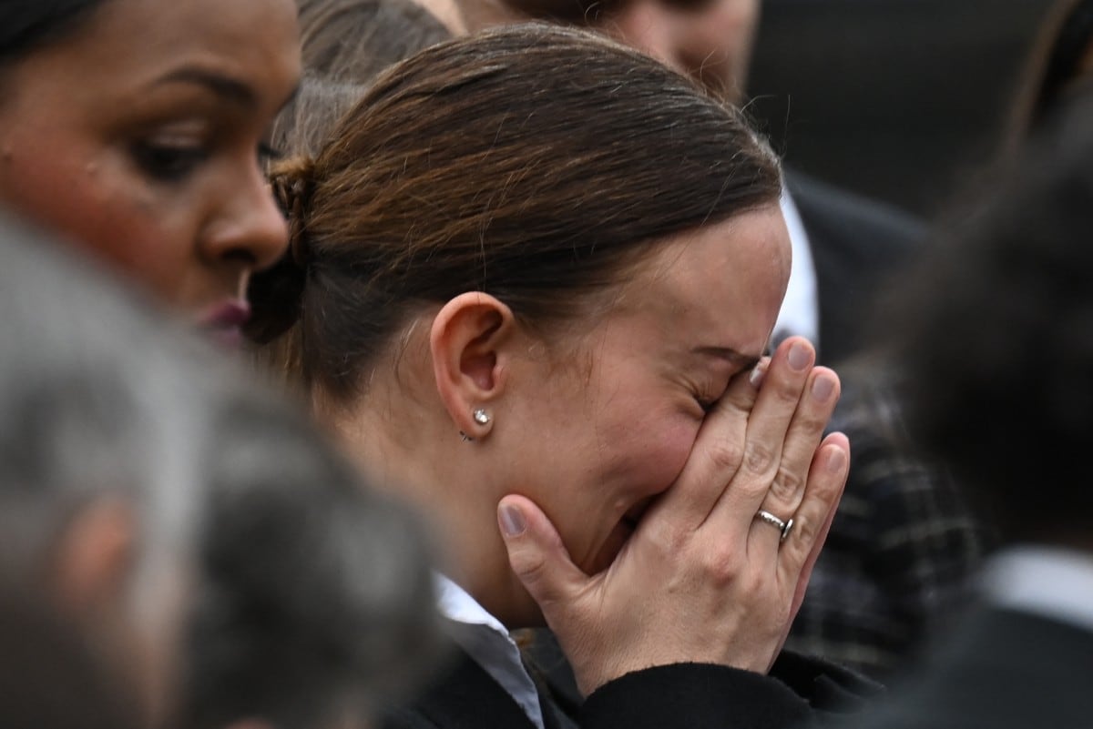 María Claudia Tarazona llora al momento de despedir a su esposo asesinado, Miguel Uribe