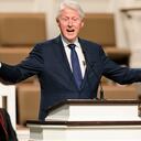 ARCHIVO - En esta foto de archivo del 27 de enero de 2021, el expresidente Bill Clinton habla durante los servicios funerarios de Henry "Hank" Aaron, en la Iglesia Bautista de la Amistad en Atlanta. Un portavoz de Bill Clinton anunció el jueves 14 de octubre 2021, que el expresidente está en un hospital de California recibiendo tratamiento para una infección no relacionada con el COVID-19.
(Kevin D. Liles/Atlanta Braves vía AP, Pool, Archivo)