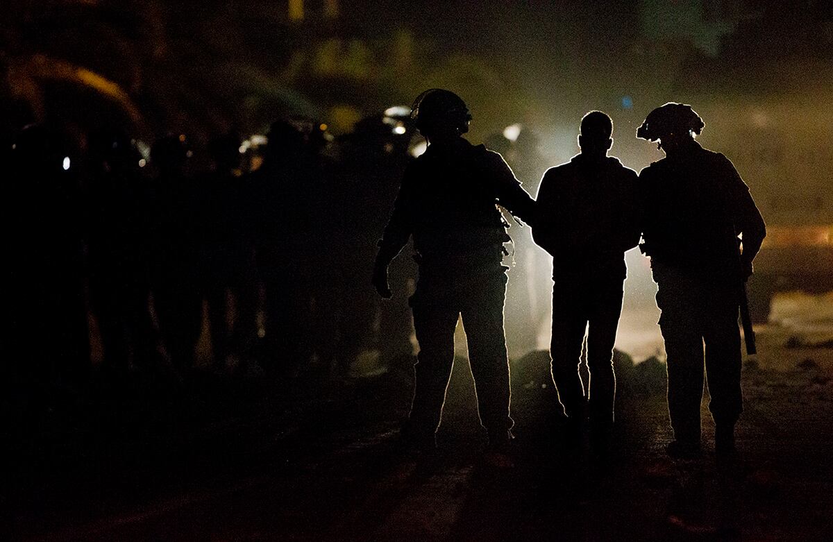 Policías antimotines de Israel arrestan un israelí árabe que protesta durante una manifestación en Kfar Kana, al norte de Israel. Las juventudes árabes se enfrentaron a la policía israelí durante las protestas que denuncian la muerte de un hombre de la ciudad a manos de un policía israelí. (AP)