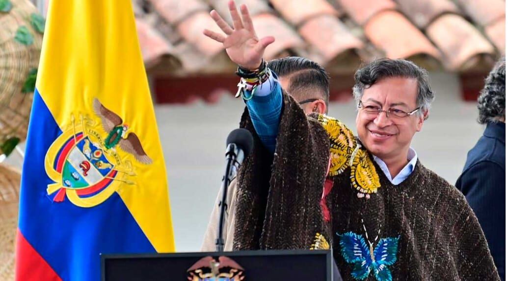 Gustavo Petro durante la entrega de títulos de tierras a campesinos en Boyacá. Foto: Presidencia de la República / El País.