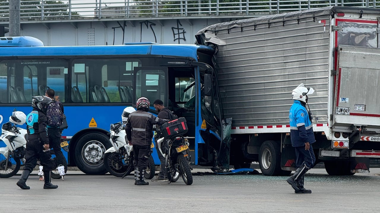 El accidente del bus del MIO en el oriente de Cali dejó a 16 personas heridas.