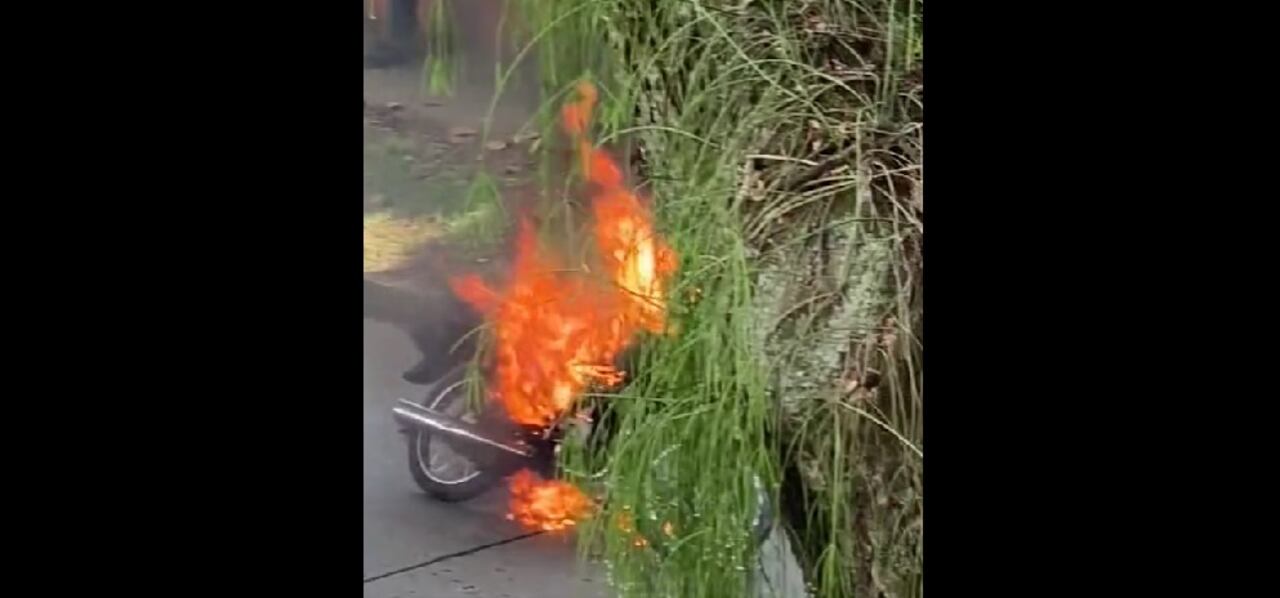 Los ladrones a los que les quemaron la moto fueron capturados por la Policía.