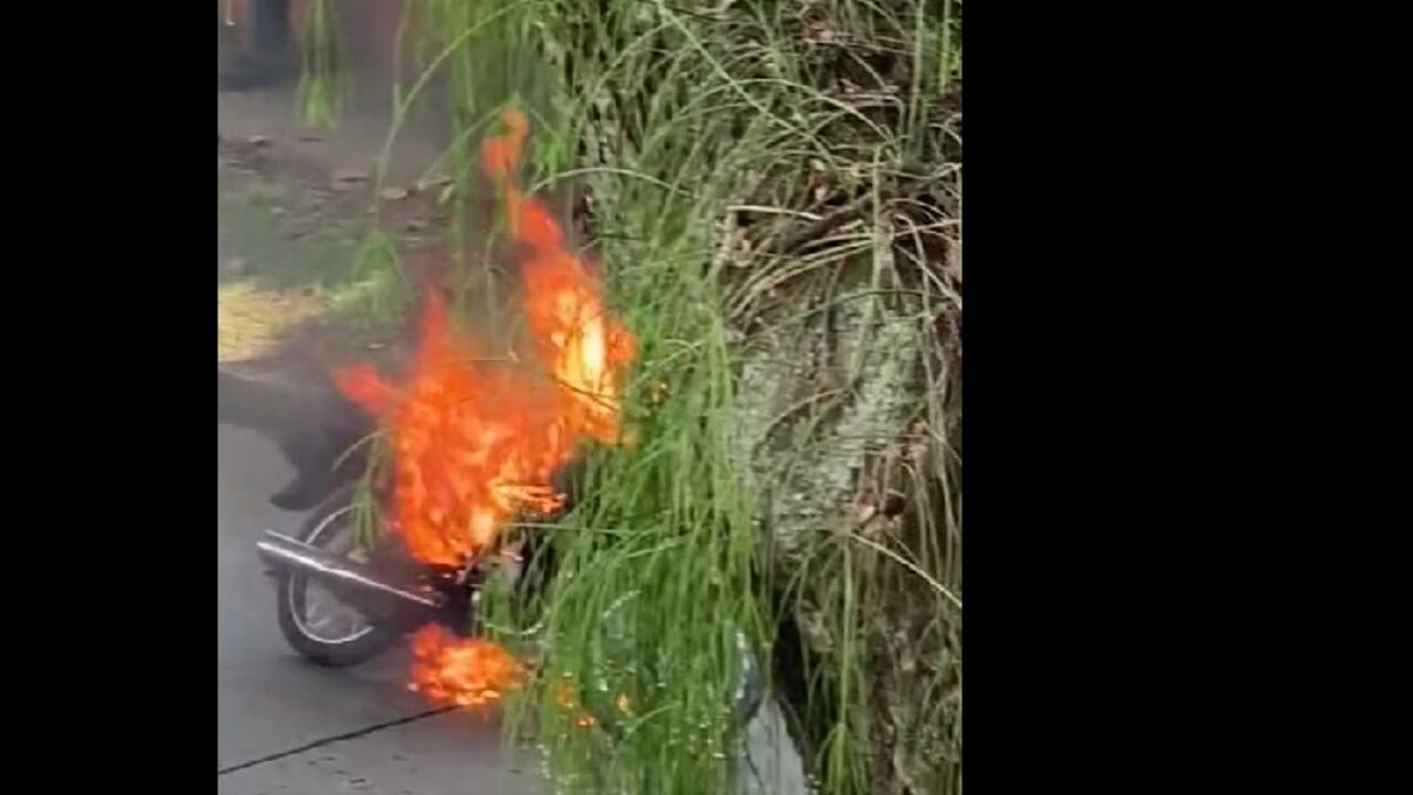 Los supuestos ladrones a los que les quemaron la moto fueron capturados por la Policía.