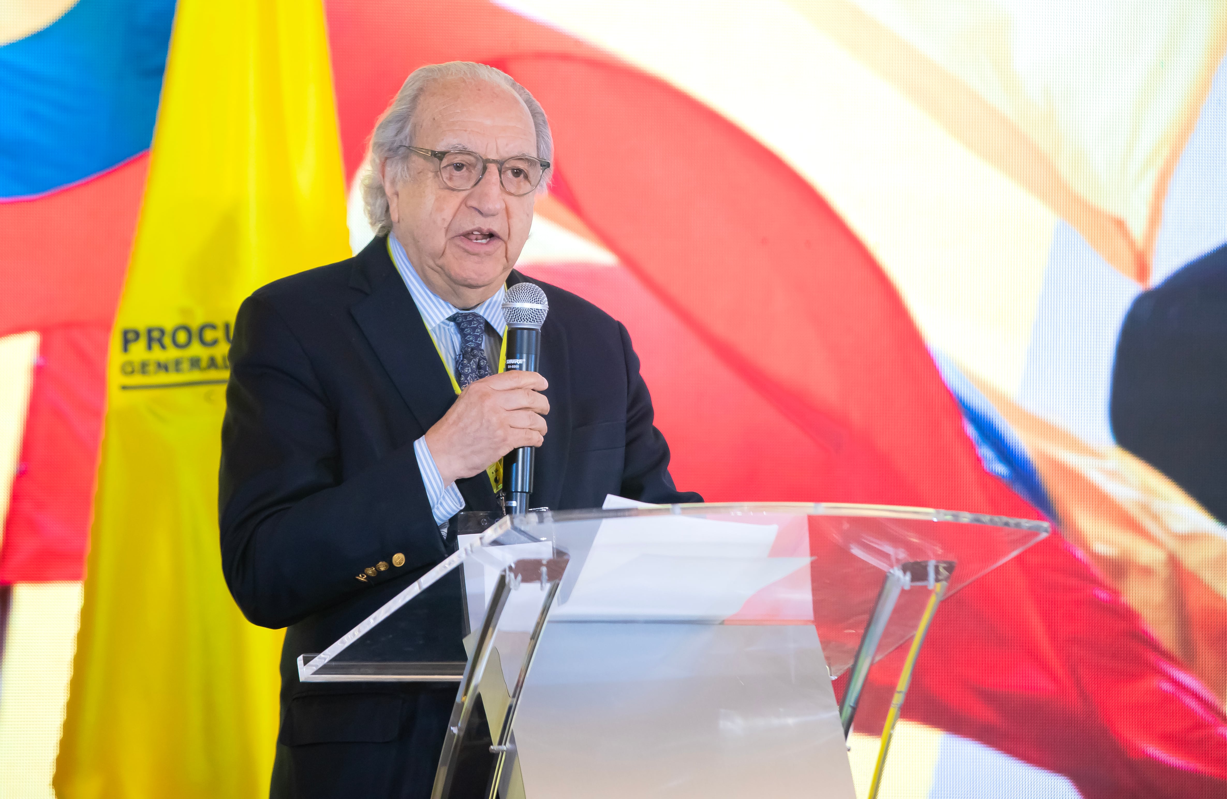 El exministro Fernando Cepeda Ulloa fue el encargado de dar inicio a la Cumbre Internacional de Instituciones Autónomas y de Control organizada por la Procuraduría General de la Nación, donde recordó que toda la arquitectura democrática descansa sobre la premisa de que el poder necesita límites. “Lo que debe quedar bien claro es que el mayor límite al poder lo establece la Constitución”, afirmó.