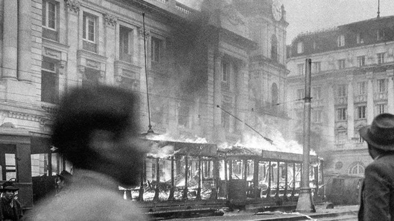 Incendio de tranvías frente al edificio de la Gobernación de Cundinamarca. Todas las fotografías son de Luis Alberto Gaitán, Lunga.