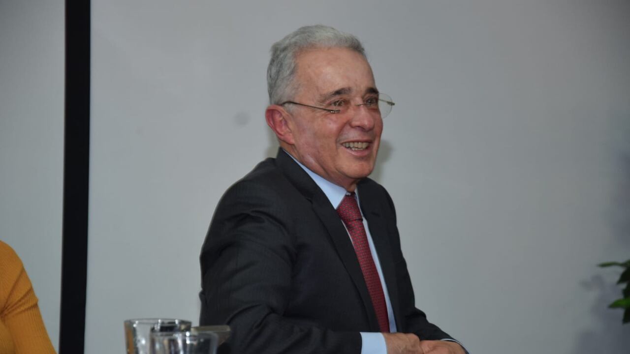 Alvaro Uribe Vélez en reunión del Centro Democrático para definir apoyo a Fico