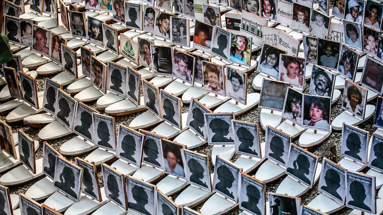 Barcas con fotografías de menores de edad, reportados como desaparecidos tras la emergencia en Armero.