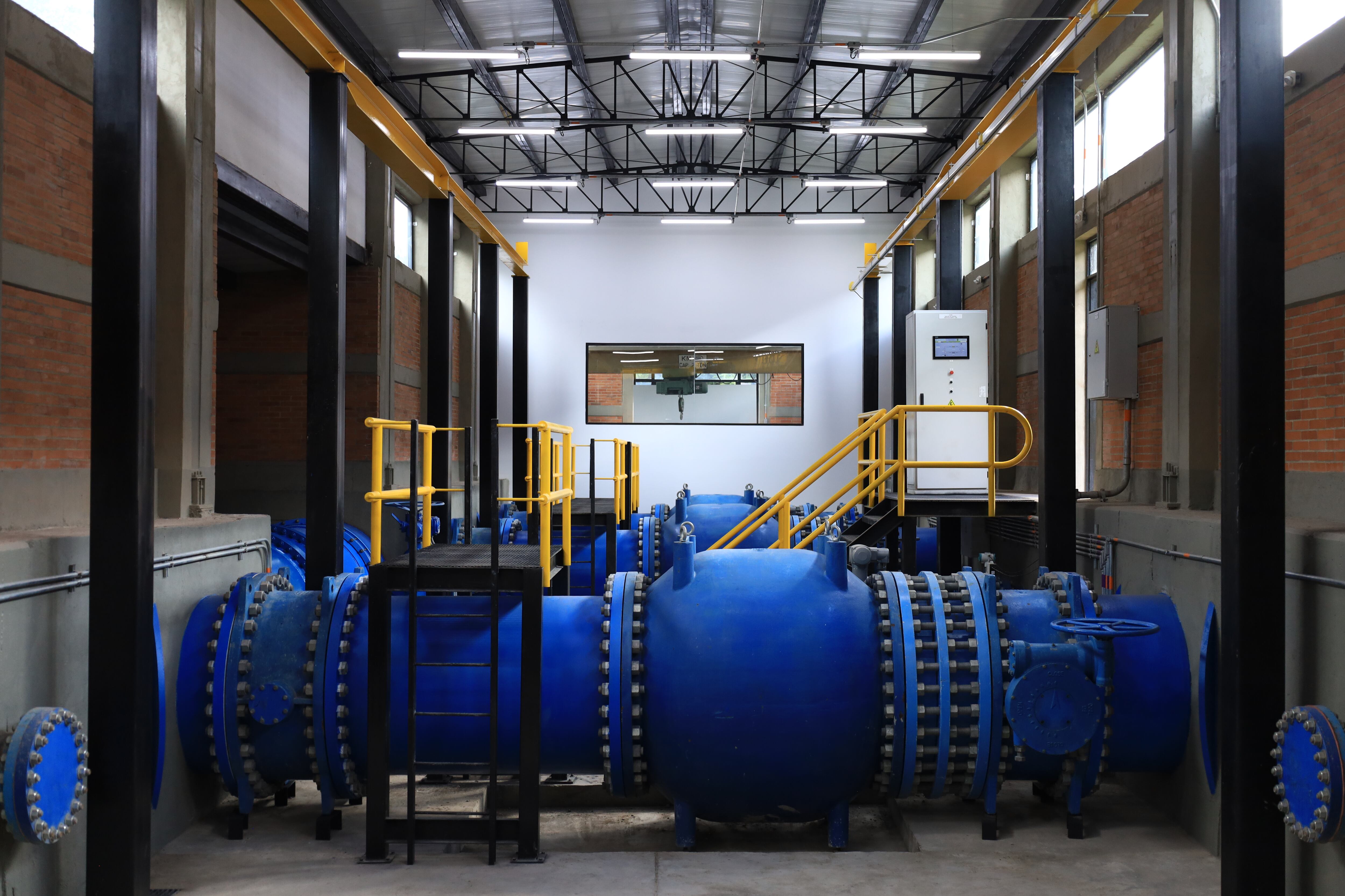 La EAAB ejecutó esta obra que mejora la confiabilidad del servicio de agua y
beneficia a más de un millón 600 mil habitantes de cinco localidades de la
ciudad