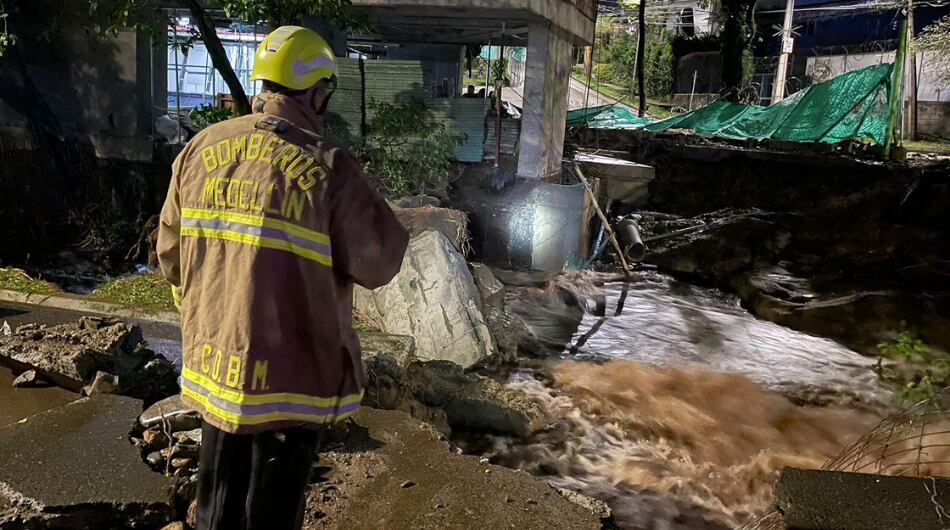 Colapso de tubería causa emergencias en Medellín.