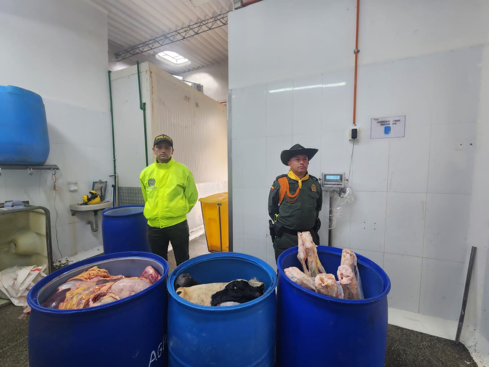 Era transportada en un vehículo tipo campero de color rojo