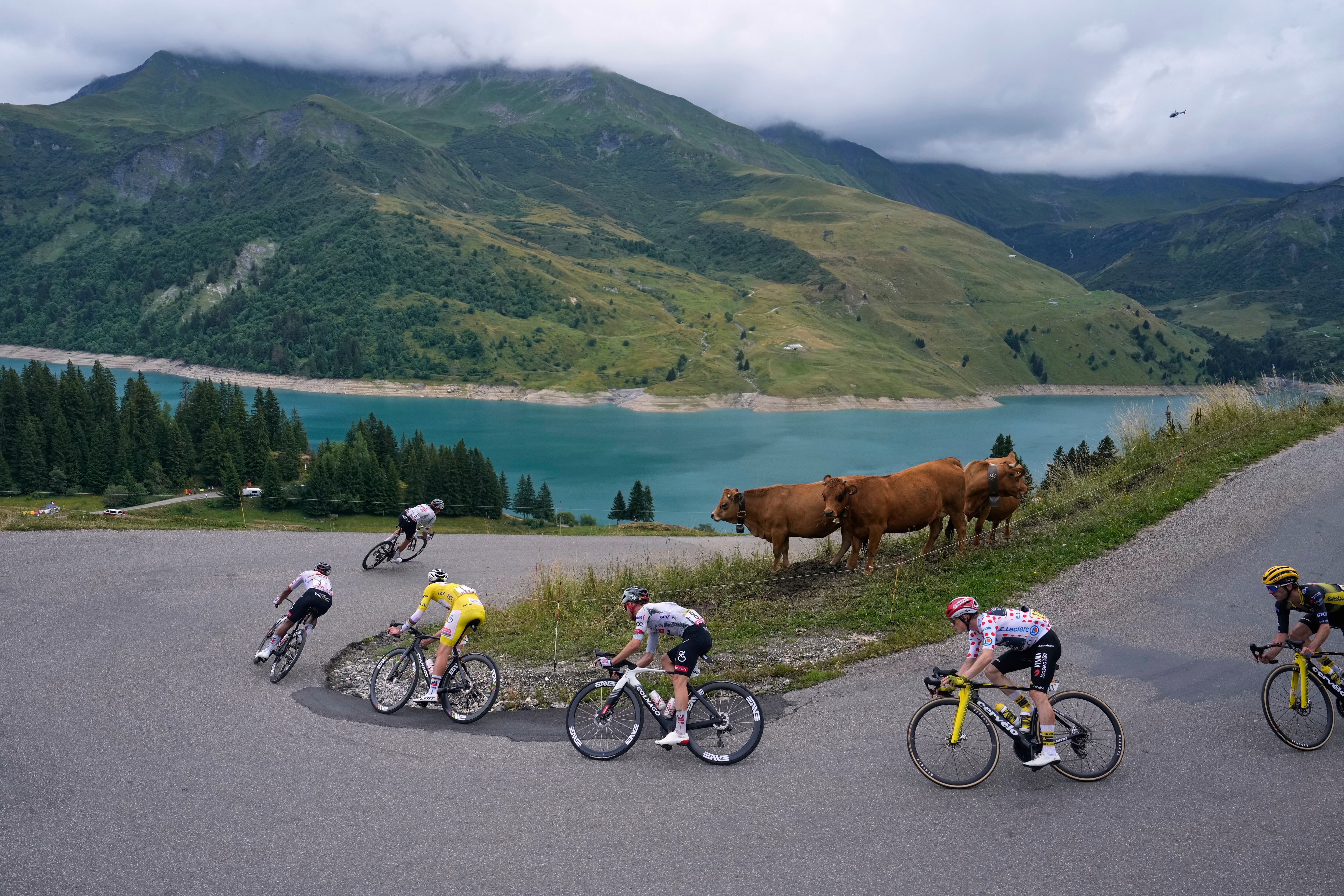 The pack with Slovenia's Tadej Pogacar , wearing the overall leader's yellow jersey, speeds down Cormet de Roseland pass during the nineteenth stage of the Tour de France cycling race over 93.1 kilometers (57.85 miles) with start in Albertville and finish in La Plagne, France, Friday, July 25, 2025. (AP Photo/Mosa'ab Elshamy)