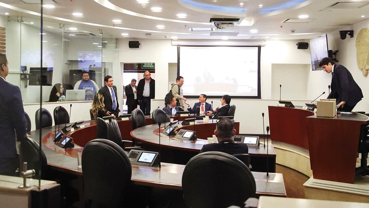 Congresistas de todos los partidos políticos tienen en su poder las denuncias contra la fiscal Luz Adriana Camargo. 