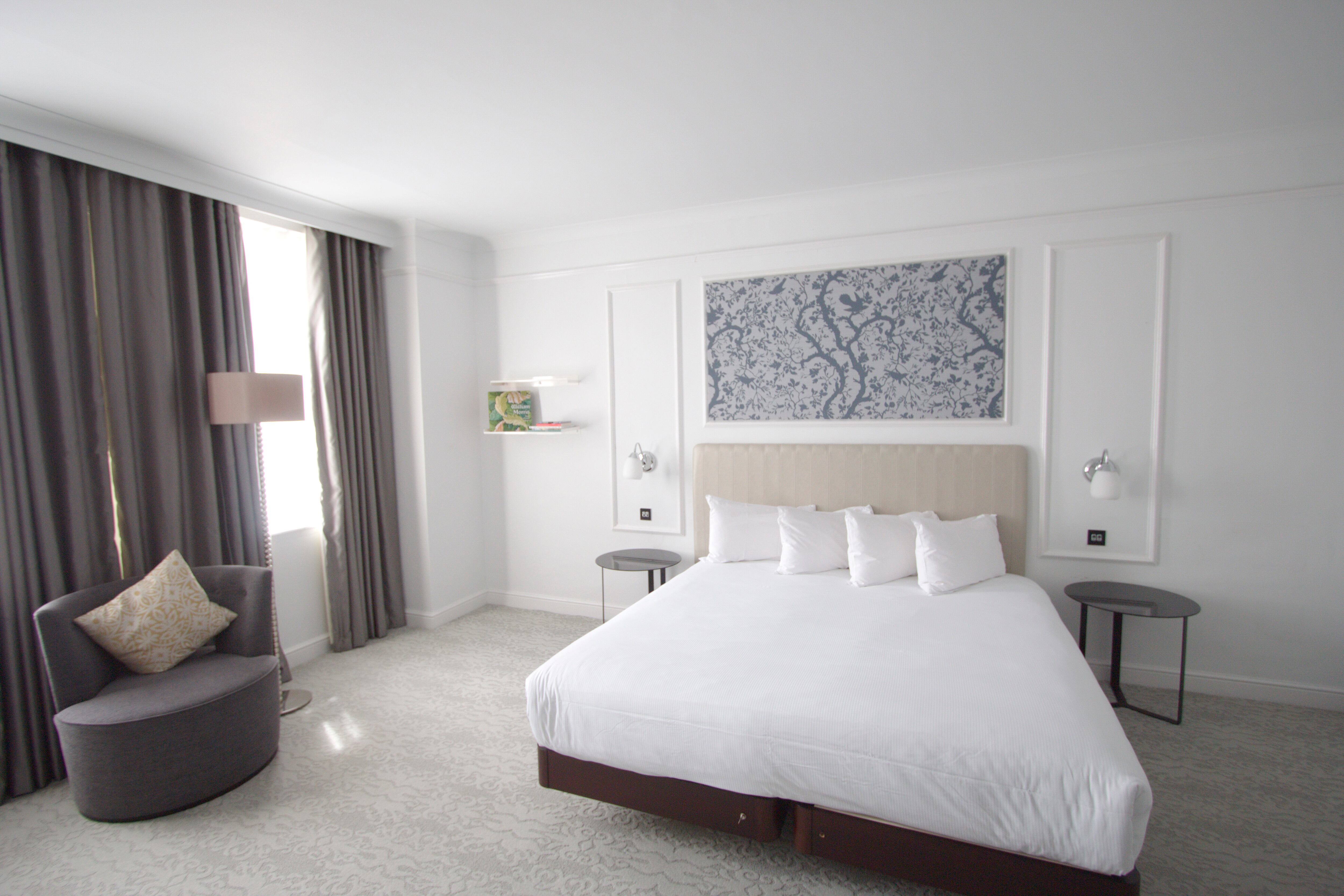 El huésped se quedó en el hotel ya que se encontraba en un viaje de negocios en la ciudad