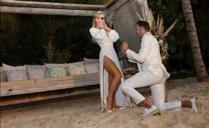 Como buen gringo, Carter Reum se arrodilló ante Paris para pedirle matrimonio en un paraíso tropical cuyo nombre no fue identificado.