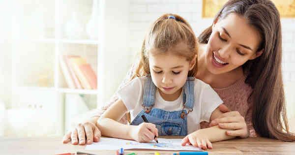 Las madres son las que generalmente se encargan de la crianza de sus hijos. 