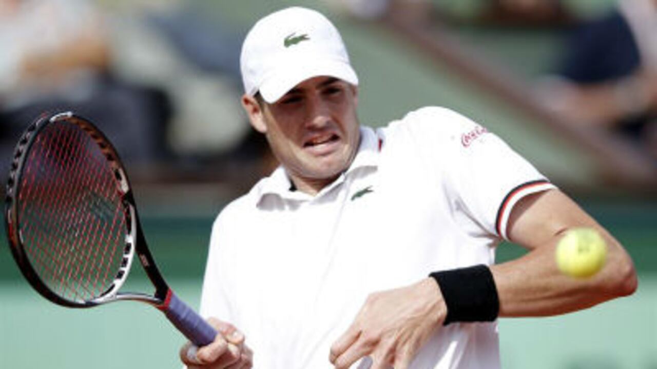El tenista estadounidense John Isner devuelve la bola durante el partido de segunda ronda del torneo de tenis de Roland Garros que perdió contra el francés Paul-Henri Mathieu.