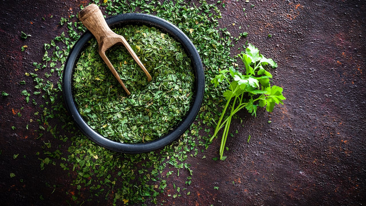 El perejil puede ser más que un condimento para las comidas.